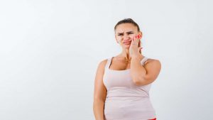 Dor no maxilar ao mastigar? Conheça as causas e tratamentos