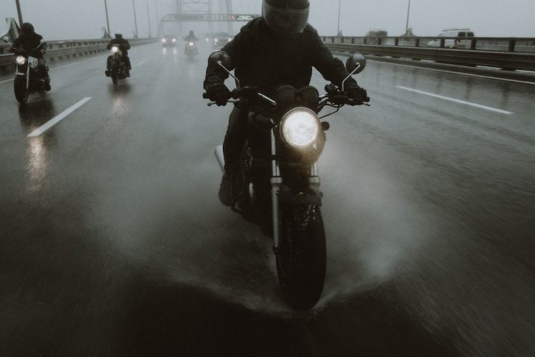 Motociclistas na estrada